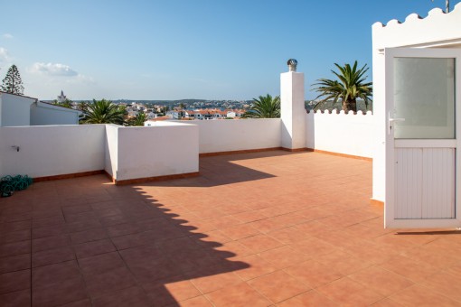 Sonnige Dachterrasse des Hauses