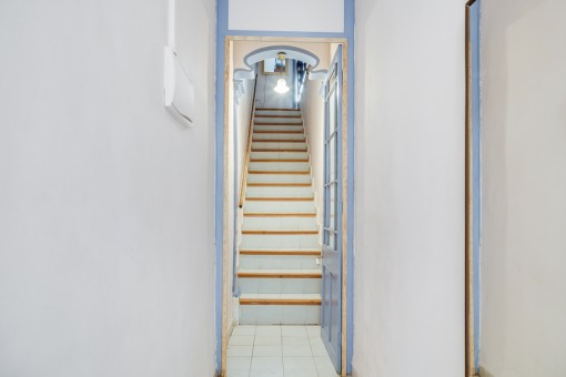 Typischer Treppenaufstieg ins Haus