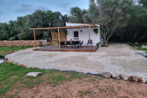 Ein kleines Haus mit Pool, Photovoltaikanlagen und eigenem Brunnen auf 8000 qm Land.