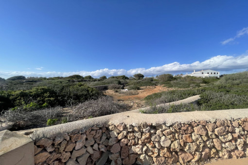 Wunderschönes Investitionsgrundstück in erster Meereslinie, Meerblick, in Binidali, Menorca.